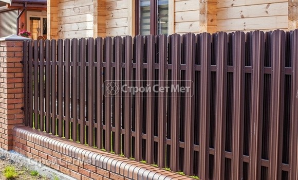 Фото 32. Забор из металлического двухстороннего штакетника, из евроштакетника коричневый RAL 8017