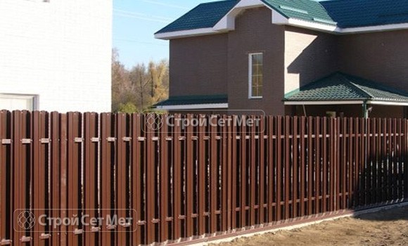 Фото 12. Забор из металлического двухстороннего штакетника, из евроштакетника коричневый RAL 8017