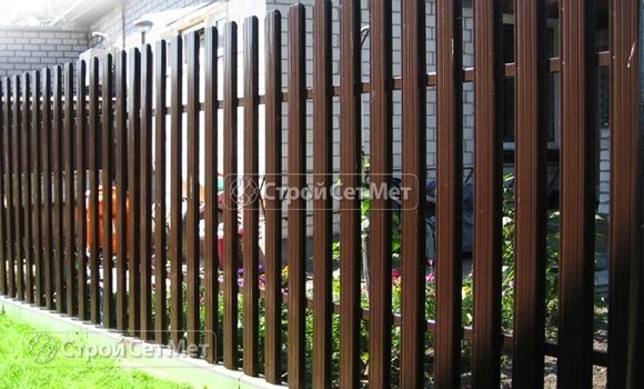 Фото 11. Забор из металлического одностороннего штакетника, из евроштакетника коричневый RAL 8017