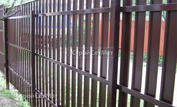 Фото 68. Забор из металлического одностороннего штакетника, из евроштакетника коричневый RAL 8017 (обратная сторона)