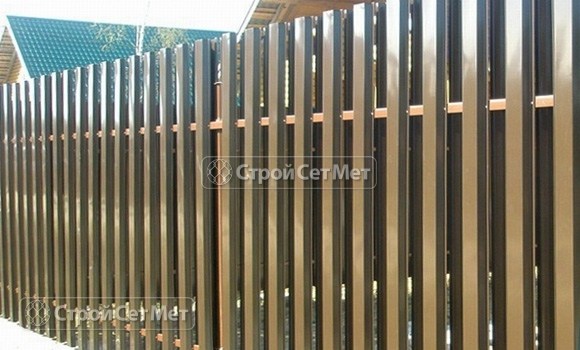 Фото 13. Забор из металлического двухстороннего штакетника, из евроштакетника коричневый RAL 8017