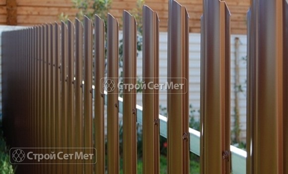 Фото 66. Забор из металлического одностороннего штакетника, из евроштакетника коричневый RAL 8017