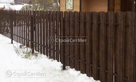 Фото 123. Забор из металлического двухстороннего штакетника, из евроштакетника коричневый RAL 8017