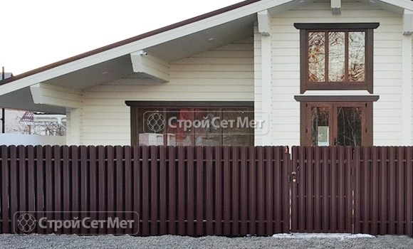 Фото 124. Забор из металлического двухстороннего штакетника, из евроштакетника коричневый RAL 8017