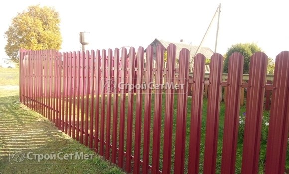 Фото 479. Забор из металлического одностороннего штакетника, из евроштакетника винно-красный RAL 3005