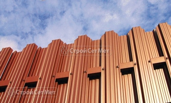 Фото 18. Забор из металлического двухстороннего штакетника, из евроштакетника коричневый RAL 8017