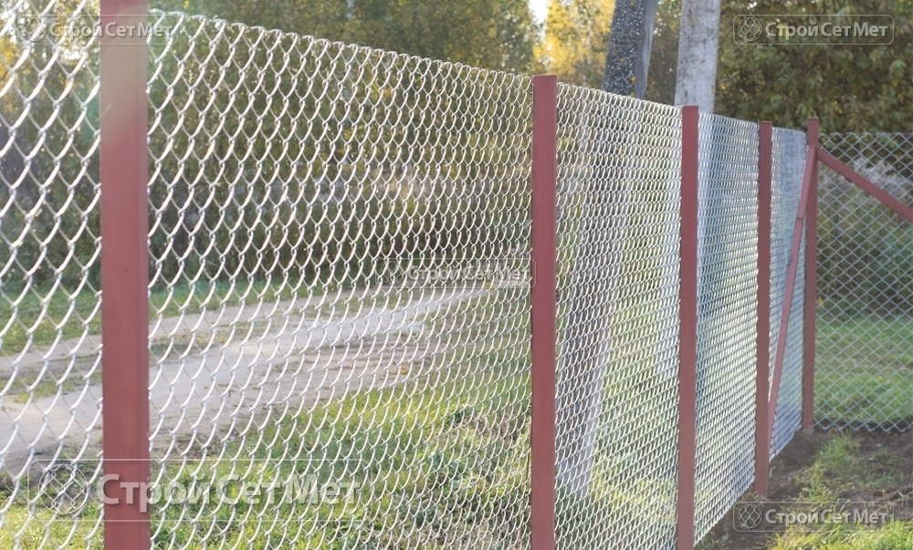Фото 230. Забор из сетки рабицы 55 мм, толщина 2,5 мм