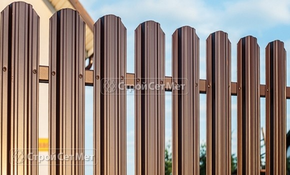 Фото 19. Забор из металлического одностороннего штакетника, из евроштакетника коричневый RAL 8017