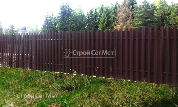Фото 71. Забор из металлического двухстороннего штакетника, из евроштакетника коричневый RAL 8017