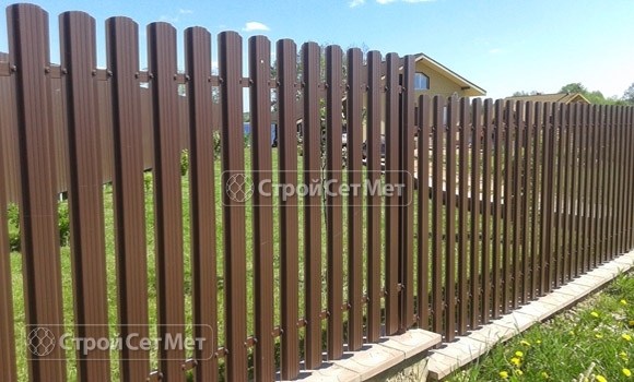 Фото 67. Забор из металлического одностороннего штакетника, из евроштакетника коричневый RAL 8017
