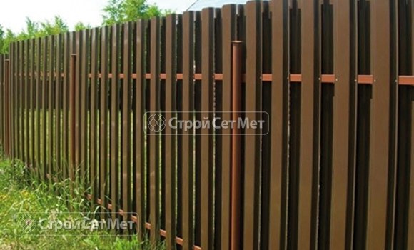 Фото 14. Забор из металлического двухстороннего штакетника, из евроштакетника коричневый RAL 8017