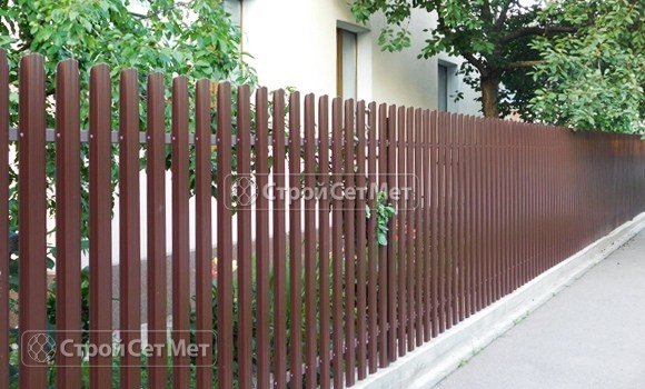 Фото 122. Забор из металлического одностороннего штакетника, из евроштакетника коричневый RAL 8017