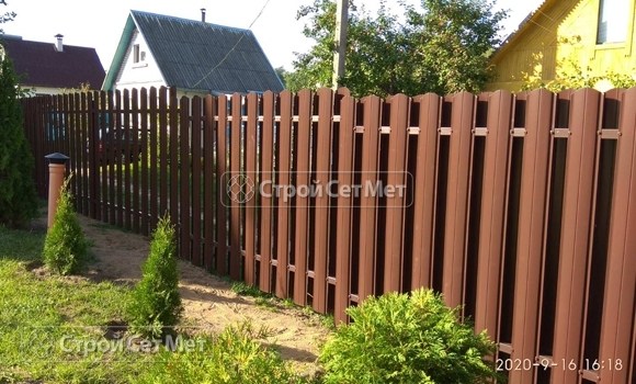 Фото 482. Забор из металлического двухстороннего штакетника, из евроштакетника коричневый RAL 8017