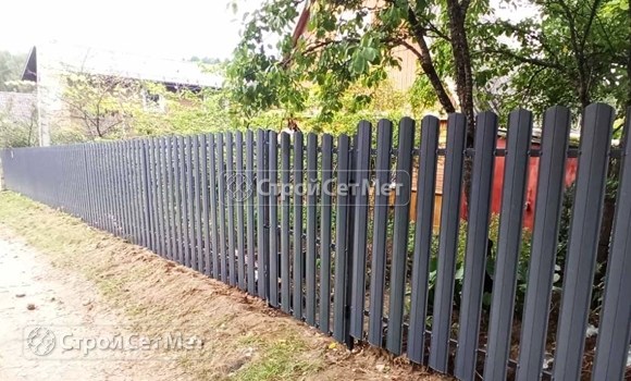 Фото 484. Забор из металлического одностороннего штакетника, из евроштакетника серый графит RAL 7024